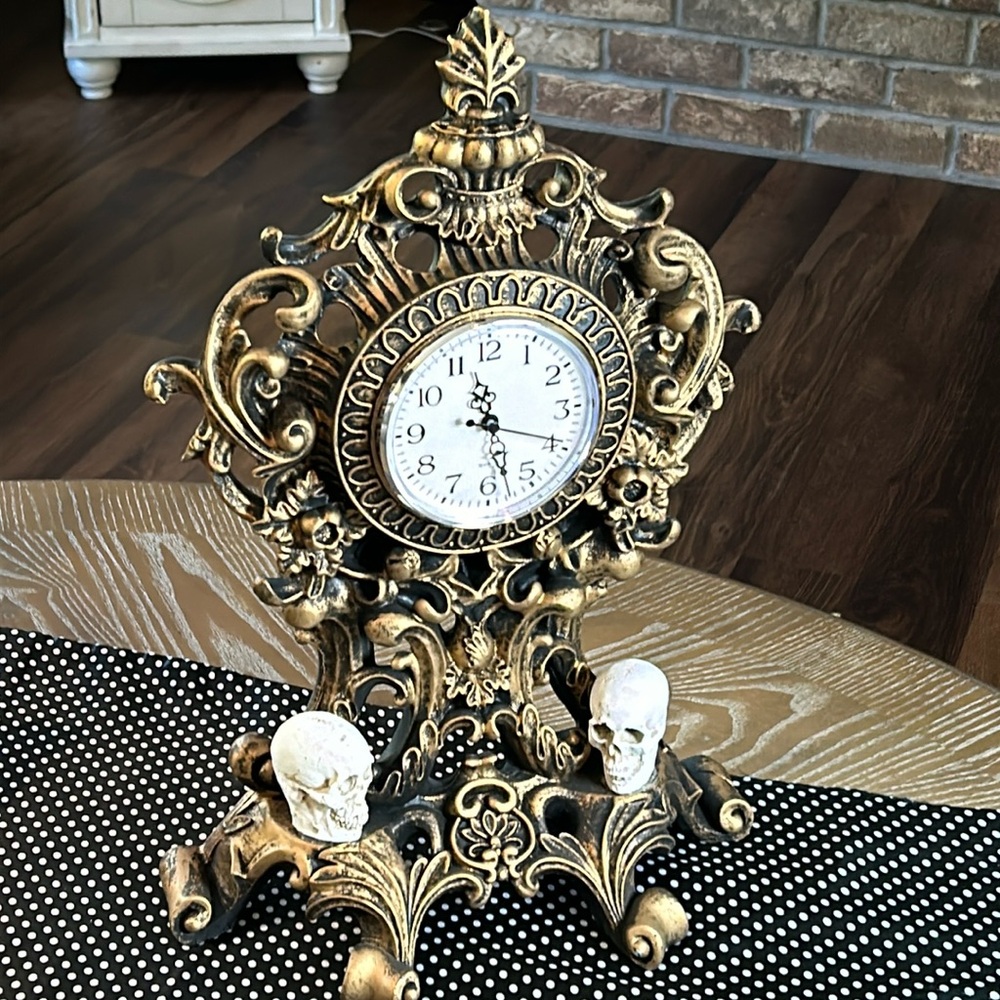 NEW! LARGE Vintage Inspired Gothic Baroque 
Ornate Skull Mantel Tabletop Clock - Picture 3 of 10
